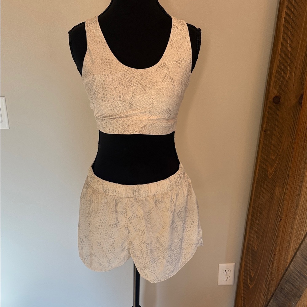 Women's 3-Piece Light Snakeskin Design Athletic Attire NWOT, Never Worn - Picture 5 of 10
